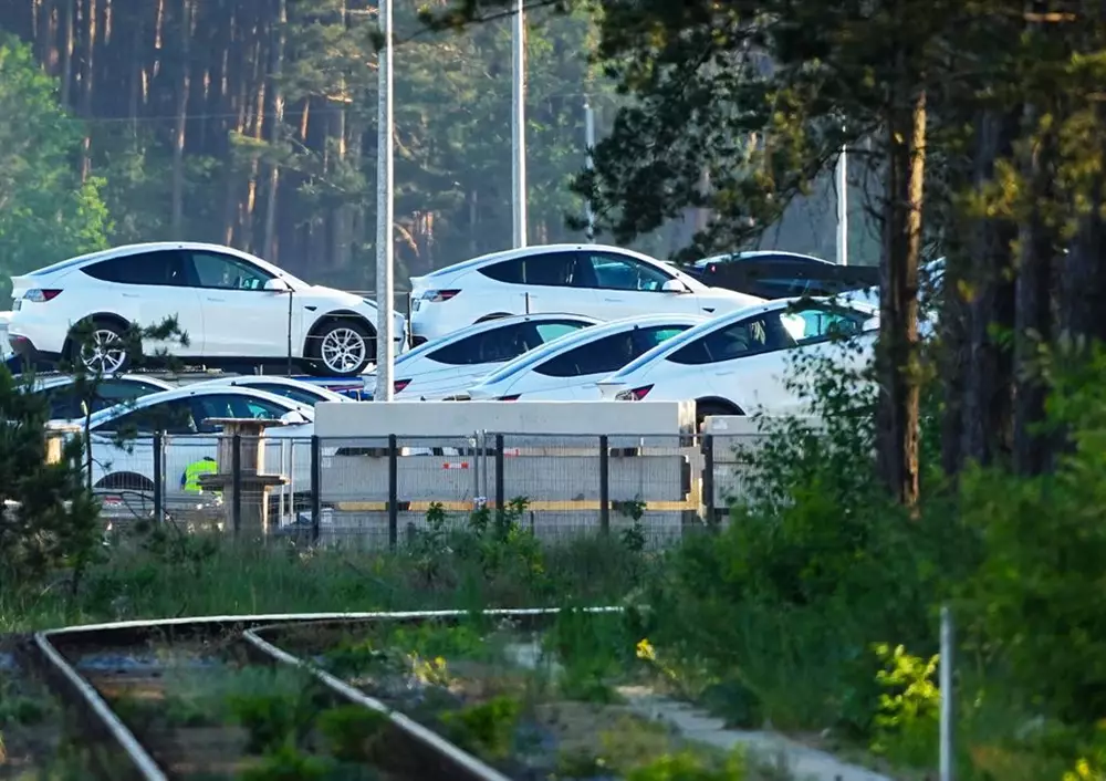 Coches Tesla aparcados para el transporte en el borde del bosque en la parte oriental del sitio Tesla Gigafactory.