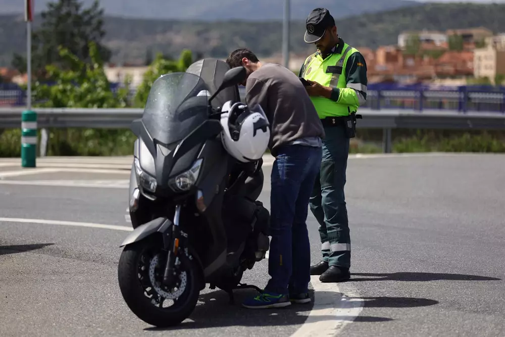 Un agente de la Guardia Civil para a una moto en un control de tráfico - Eduardo Parra - Europa Press - Archivo