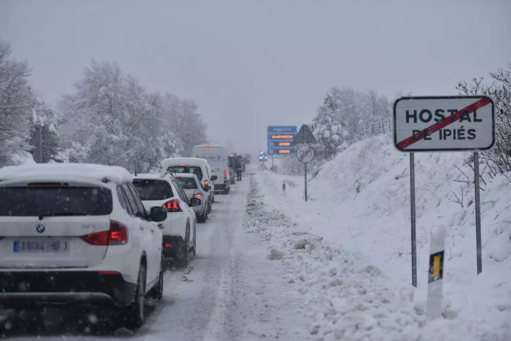 Una fila de coches parados en una carretera nevada, a 16 de enero de 2023, en Huesca, Aragón (España). - Verónica Lacasa - Europa Press - Archivo