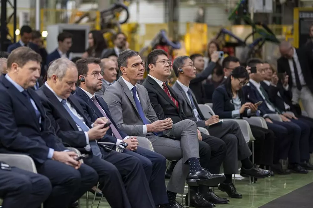 (I-D) El CEO de Ebro, Pedro Calef; el ministro de Industria, Jordi Hereu; el president de la Generalitat, Pere Aragonès; el presidente del Gobierno, Pedro Sánchez; y el vicegobernador de la provincia china de Anhui, Shan Xiangqian. - Lorena Sopêna - Europa Press - Archivo